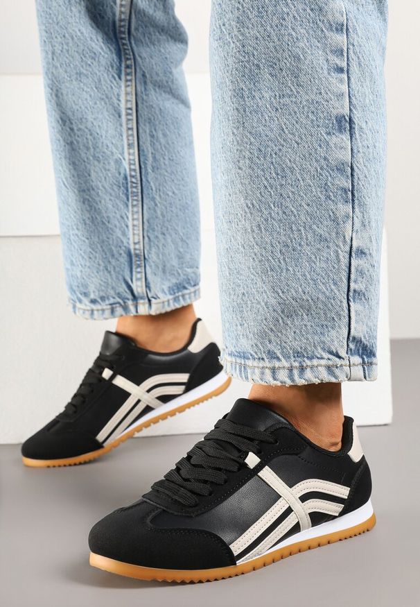 Renee - Czarne Sneakersy Typu Klasyczne Tenisówki Zdobione Przeszyciami Zardiva. Kolor: czarny. Materiał: jeans. Szerokość cholewki: normalna. Wzór: aplikacja. Obcas: na płaskiej podeszwie