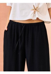 Sinsay - Spodnie wide leg z wiskozą - czarny. Kolor: czarny. Materiał: wiskoza #1