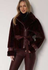 Born2be - Bordowa Futrzana Kurtka z Paskiem z Imitacji Skóry i Ozdobnymi Sprzączkami Oryss. Okazja: na co dzień. Kolor: czerwony. Materiał: skóra, futro. Styl: casual #1