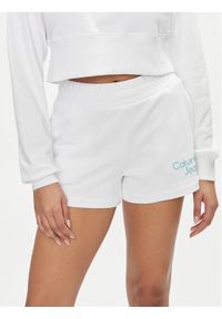 Calvin Klein Jeans Szorty sportowe Stacked Institutional J20J223136 Biały Relaxed Fit. Kolor: biały. Materiał: bawełna