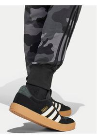 Adidas - adidas Spodnie dresowe Seasonal Essentials Camouflage IY6636 Szary Regular Fit. Kolor: szary. Materiał: bawełna, syntetyk #4