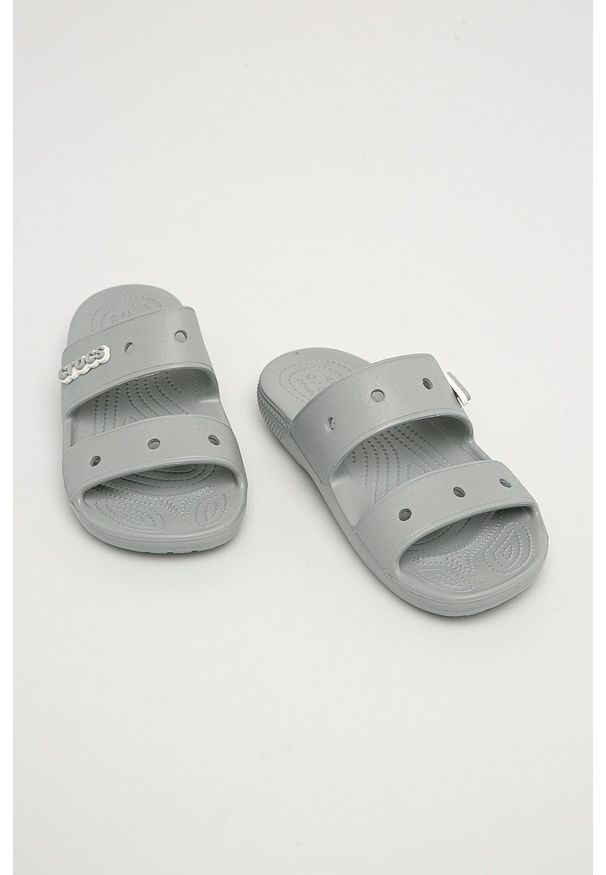 Crocs Klapki kolor szary. Kolor: szary. Materiał: materiał. Wzór: gładki. Obcas: na obcasie. Wysokość obcasa: niski