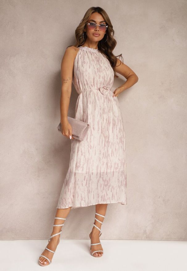 Renee - Jasnoróżowa Rozkloszowana Sukienka Wieczorowa z Dekoltem Halter i Broszką w Kształcie Kwiatu Previiana. Typ kołnierza: dekolt halter. Kolor: różowy. Wzór: kwiaty. Styl: wizytowy. Długość: maxi