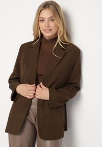 Born2be - Brązowa Jednorzędowa Marynarka z Usztywnioną Linią Ramion Tiolinda. Okazja: na spotkanie biznesowe, do pracy, na co dzień. Kolekcja: plus size. Kolor: brązowy. Materiał: jeans. Styl: biznesowy, casual, elegancki #4