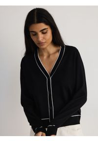 Reserved - Kardigan z kontrastowym wykończeniem - czarny. Kolor: czarny. Materiał: wiskoza, dzianina #1