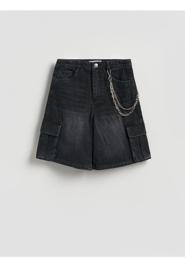 Reserved - Jeansowe szorty z łańcuszkiem - czarny. Kolor: czarny. Materiał: jeans