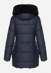 Born2be - Granatowa Taliowana Kurtka Pikowana z Kapturem z Futrem Nalaseva. Okazja: na co dzień. Typ kołnierza: kaptur. Kolor: niebieski. Materiał: futro. Sezon: zima. Styl: casual, elegancki #7