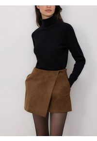 Reserved - Szorty z zakładką - beżowy. Kolor: beżowy. Materiał: zamsz #1