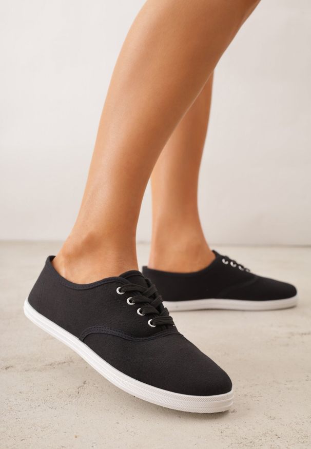 Born2be - Czarne Tenisówki na Płaskiej Podeszwie ze Sznurowaniem i Okrągłym Noskiem Ezoma. Wysokość cholewki: przed kostkę. Nosek buta: okrągły. Kolor: czarny. Wzór: kropki. Obcas: na płaskiej podeszwie