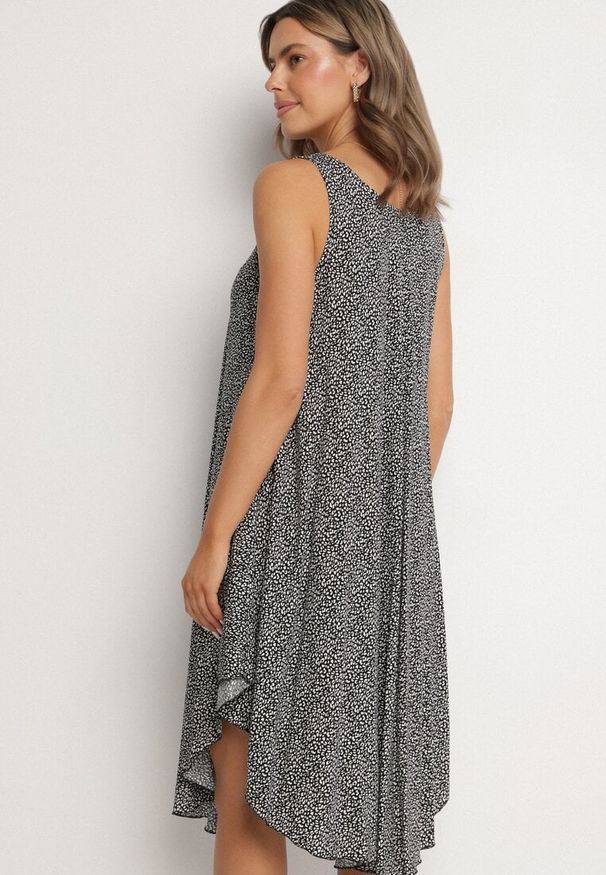 Born2be - Czarna Rozkloszowana Sukienka z Bawełny w Abstrakcyjny Wzór Ronive. Okazja: na co dzień. Kolor: czarny. Materiał: bawełna. Typ sukienki: rozkloszowane. Styl: casual, elegancki