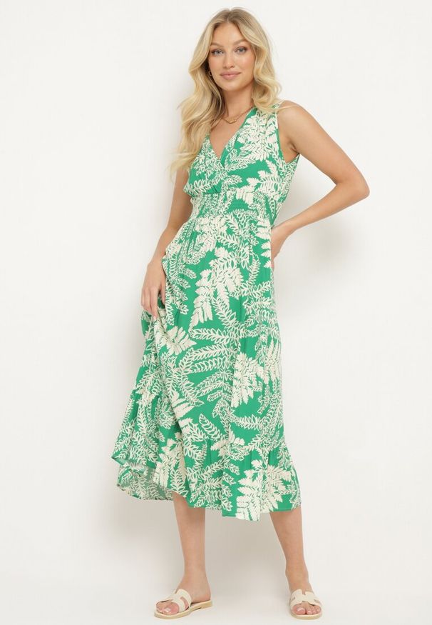 Born2be - Zielona Wiskozowa Sukienka o Rozkloszowanym Kroju z Gumką w Pasie i Dekoltem w Serek Denesta. Okazja: na co dzień. Typ kołnierza: dekolt w serek. Kolor: zielony. Materiał: wiskoza. Styl: boho, elegancki, casual