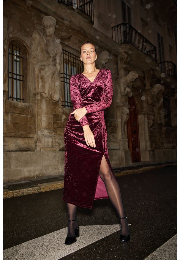 MOODO - Sukienka welurowa midi burgundowa. Kolor: czerwony. Materiał: welur. Długość: midi