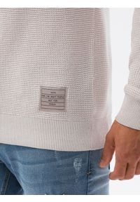 Ombre Clothing - Sweter męski E185 - beżowy - XXL. Kolor: beżowy. Materiał: akryl, bawełna. Długość rękawa: długi rękaw. Długość: długie. Wzór: aplikacja. Sezon: zima, jesień