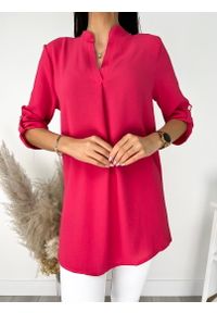 ModnaKiecka.pl - Różowa Tunika 9556-206-E. Okazja: na co dzień. Typ kołnierza: dekolt w kształcie V. Kolor: różowy. Długość: krótkie. Wzór: jednolity. Materiał: elastan, poliester. Długość rękawa: krótki rękaw. Sezon: lato, wiosna. Styl: wizytowy, casual, klasyczny #1