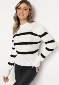 Born2be - Biały Sweter z Grubej Włóczki z Kontrastującymi Paskami Kilia. Kolor: biały. Materiał: dzianina. Długość rękawa: długi rękaw. Długość: długie. Wzór: aplikacja #3