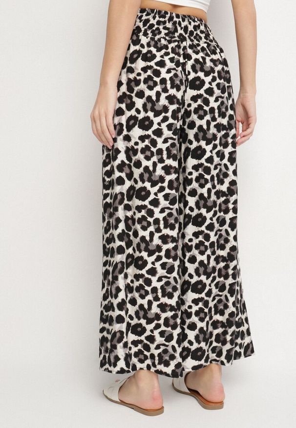 Born2be - Czarno-Białe Wiskozowe Spodnie Szerokie z Wysokim Stanem z Panterką Elliree. Okazja: do pracy. Stan: podwyższony. Kolor: czarny. Materiał: wiskoza. Wzór: motyw zwierzęcy. Styl: klasyczny