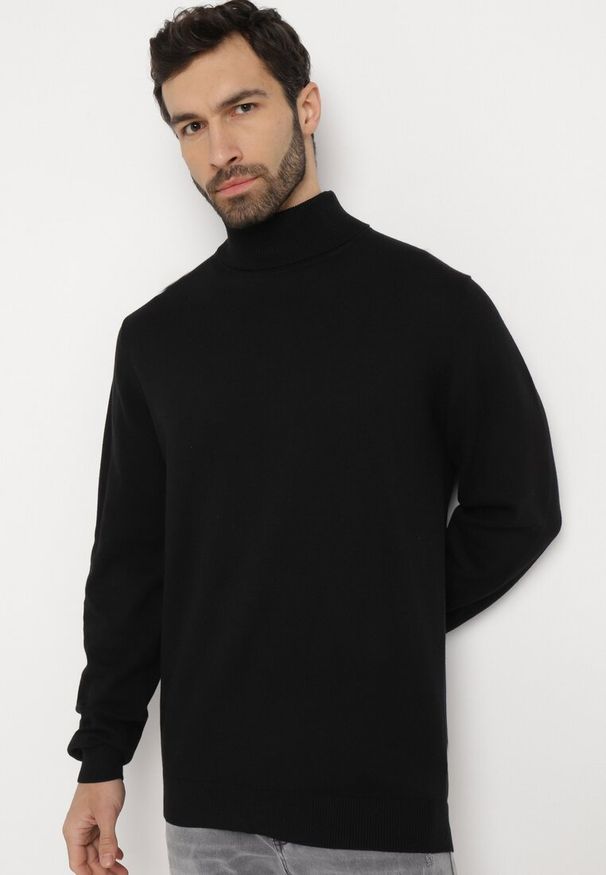 Born2be - Czarny Bawełniany Sweter z Golfem Jarelia. Typ kołnierza: golf. Kolor: czarny. Materiał: bawełna. Styl: klasyczny, elegancki