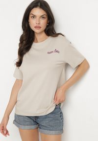Born2be - Jasnobeżowy Bawełniany T-shirt Oversize Fillaria. Okazja: na co dzień. Kolor: beżowy. Materiał: bawełna. Wzór: aplikacja. Styl: klasyczny, casual #7