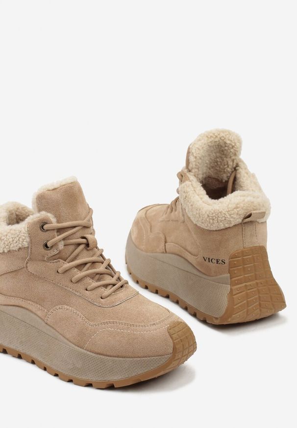 Renee - Jasnobrązowe Sneakersy Śniegowce Vices na Platformie Ozdobione Napisem i Futerkiem Lanite. Kolor: brązowy. Materiał: futro. Wzór: napisy, aplikacja. Obcas: na platformie