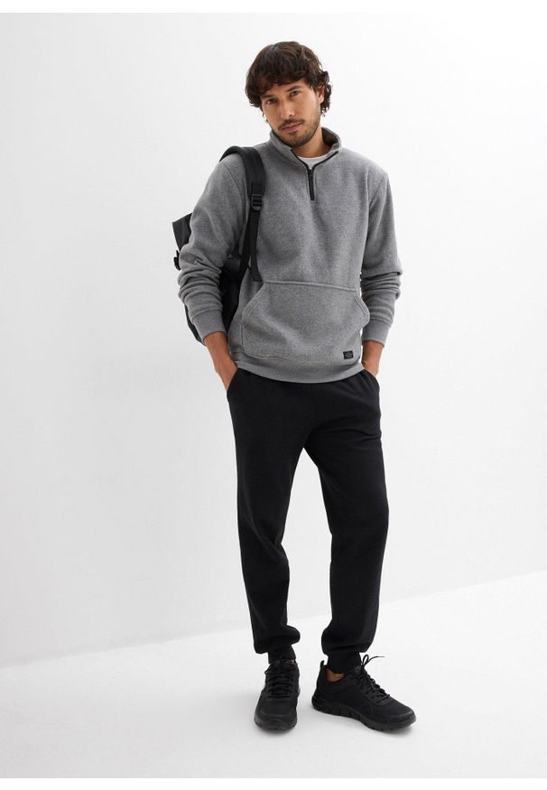 bonprix - Bluza z polaru ze stójką. Typ kołnierza: kołnierzyk stójkowy. Kolor: szary. Materiał: polar. Wzór: aplikacja