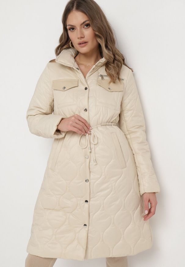 Born2be - Beżowa Kurtka za Kolano z Kołnierzem Pikowana Chloime. Kolor: beżowy. Materiał: materiał