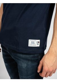 TOMMY HILFIGER - Tommy Hilfiger T-Shirt | DM0DM07068 | Mężczyzna | Granatowy. Okazja: na co dzień. Kolor: niebieski. Materiał: bawełna. Wzór: aplikacja. Styl: casual
