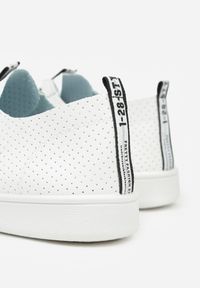 Born2be - Biało-Czarne Tenisówki z Perforacją i Ozdobną Taśmą na Języku Ylaria. Okazja: na co dzień. Kolor: biały. Styl: casual #9