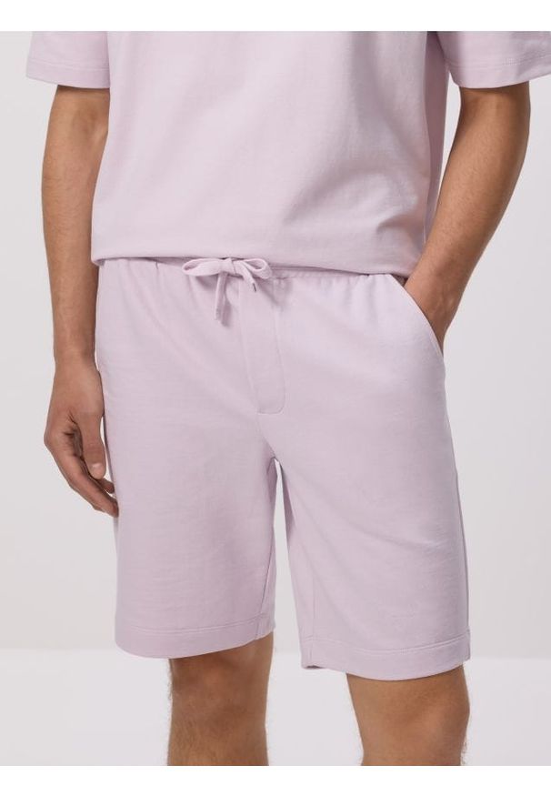 Reserved - Dresowe szorty regular fit - lawendowy. Kolor: fioletowy. Materiał: dresówka