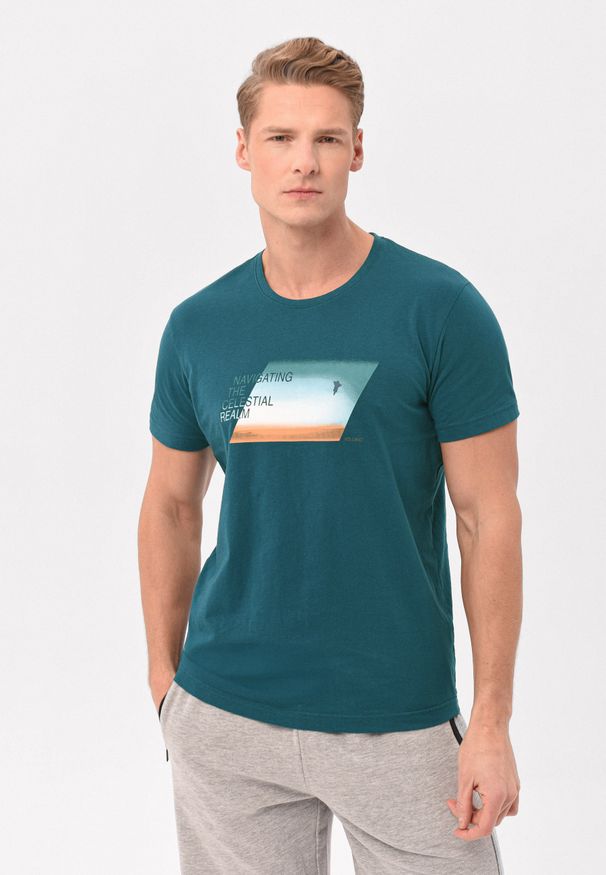 Volcano - T-shirt z printem T-NAVI. Okazja: na co dzień. Materiał: włókno, skóra, bawełna, materiał. Długość rękawa: krótki rękaw. Długość: krótkie. Wzór: nadruk. Sezon: lato. Styl: klasyczny, casual