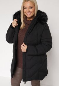 Born2be - Czarna Pikowana Kurtka Zimowa z Kapturem i Futrem z Możliwością Odpięcia Fedrika. Okazja: na co dzień. Typ kołnierza: kaptur. Kolekcja: plus size. Kolor: czarny. Materiał: futro. Sezon: zima. Styl: casual #4