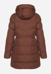 Born2be - Brązowa Długa Pikowana Kurtka z Kapturem i Dwustronnym Suwakiem Naorinae. Okazja: na co dzień, do pracy. Typ kołnierza: kaptur. Kolor: brązowy. Materiał: jeans. Długość rękawa: długi rękaw. Długość: długie. Sezon: zima. Styl: casual, elegancki #7