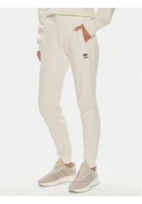 Adidas - adidas Spodnie dresowe adicolor Essentials IA6477 Beżowy Slim Fit. Kolor: beżowy. Materiał: bawełna