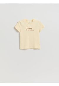 Reserved - T-shirt regular z nadrukiem - kremowy. Kolor: kremowy. Materiał: bawełna. Wzór: nadruk