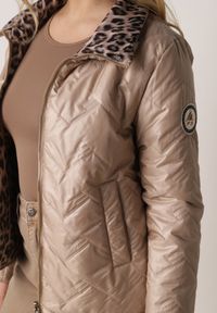 Born2be - Brązowa Dwustronna Kurtka Pikowana Ozdobiona Naszywką i Panterką Nemopis. Okazja: na co dzień. Kolor: brązowy. Materiał: jeans. Wzór: motyw zwierzęcy, aplikacja. Styl: casual #3