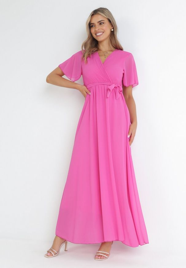 Born2be - Fuksjowa Kopertowa Sukienka z Gumką w Pasie i Plisowaną Górą Davitri. Kolor: różowy. Materiał: materiał. Długość rękawa: krótki rękaw. Typ sukienki: kopertowe. Długość: maxi