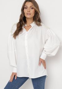 Born2be - Biała Koszula Kompy. Typ kołnierza: kołnierzyk stójkowy. Kolor: biały. Długość: długie