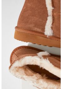 Answear Lab Śniegowce zamszowe kolor beżowy. Nosek buta: okrągły. Kolor: beżowy. Materiał: zamsz. Styl: wakacyjny #4