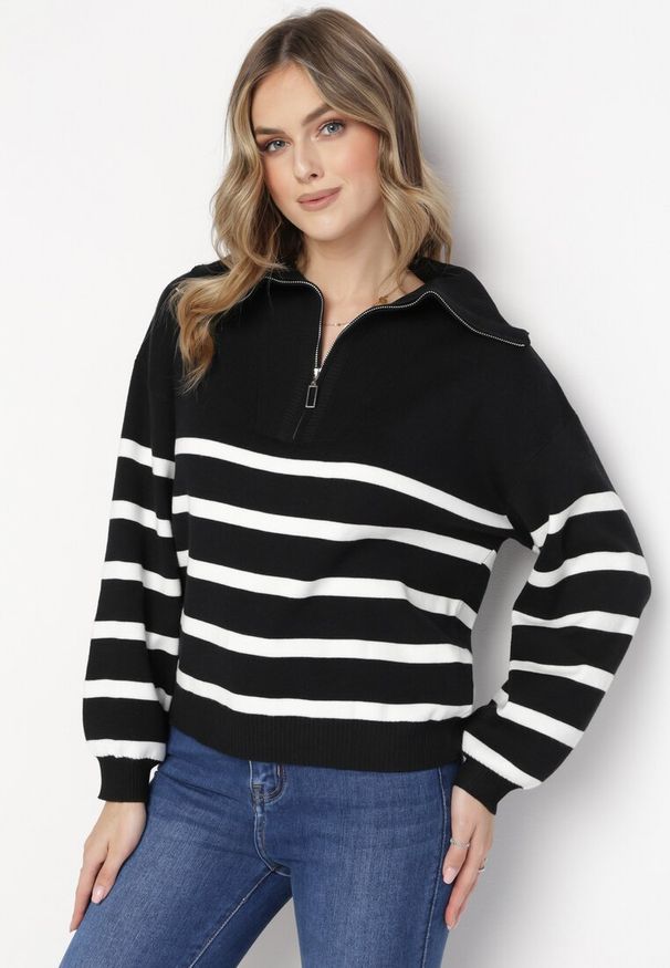 Born2be - Czarno-Biały Golf Sweter Zapinany na Suwak w Paski Sakine. Typ kołnierza: golf. Kolor: czarny. Wzór: paski