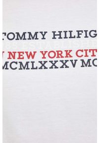 TOMMY HILFIGER - Tommy Hilfiger t-shirt bawełniany kolor biały z nadrukiem. Kolor: biały. Materiał: bawełna. Długość rękawa: krótki rękaw. Długość: krótkie. Wzór: nadruk. Styl: klasyczny #4