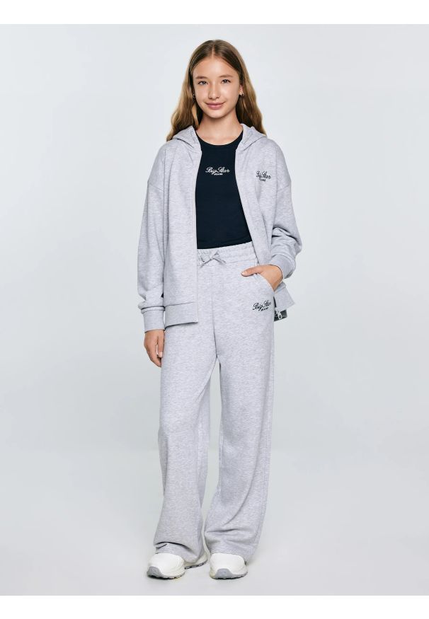Big-Star - Spodnie dziewczęce dresowe wide szare Milanap 901. Okazja: na co dzień, na uczelnię. Kolor: szary. Materiał: dresówka. Wzór: melanż, haft. Styl: sportowy, casual, młodzieżowy