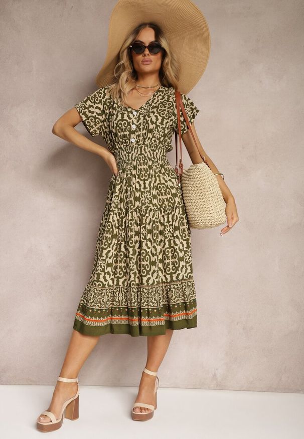 Renee - Ciemnozielona Sukienka z Bawełny z Trójkątnym Dekoltem i Gumką w Talii Zapinana na Guziki Lavlea. Okazja: na co dzień. Kolor: zielony. Materiał: bawełna. Długość rękawa: krótki rękaw. Sezon: lato. Typ sukienki: proste. Styl: casual, wizytowy