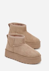 Born2be - Ciemnobeżowe Wsuwane Śniegowce z Imitacji Zamszu na Platformie Tusanala. Okazja: na co dzień. Zapięcie: bez zapięcia. Kolor: beżowy. Materiał: zamsz. Sezon: zima. Styl: casual, elegancki #3