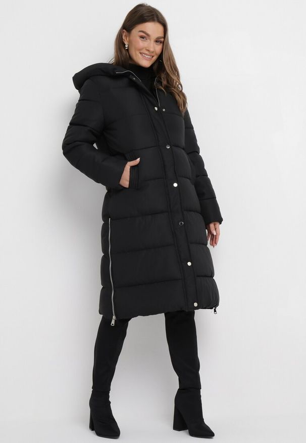 Born2be - Czarna Długa Kurtka Zapinana na Suwak i Napy z Kapturem Tasperia. Okazja: do pracy, na co dzień, na spotkanie biznesowe. Typ kołnierza: kaptur. Kolor: czarny. Materiał: jeans. Długość rękawa: długi rękaw. Długość: długie. Styl: casual, elegancki, biznesowy