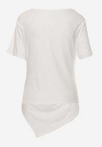 Renee - Biała Asymetryczna Bluzka z Wiskozy z Krótkim Rękawem Zdobiona Marszczeniem Undishi. Okazja: na co dzień. Kolor: biały. Materiał: wiskoza. Długość rękawa: krótki rękaw. Długość: krótkie. Wzór: aplikacja. Styl: elegancki, casual, wizytowy #5