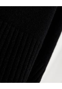 GAUGE81 AMSTERDAM - Kaszmirowy sweter Vibor. Typ kołnierza: dekolt w serek. Kolor: czarny. Materiał: kaszmir #2