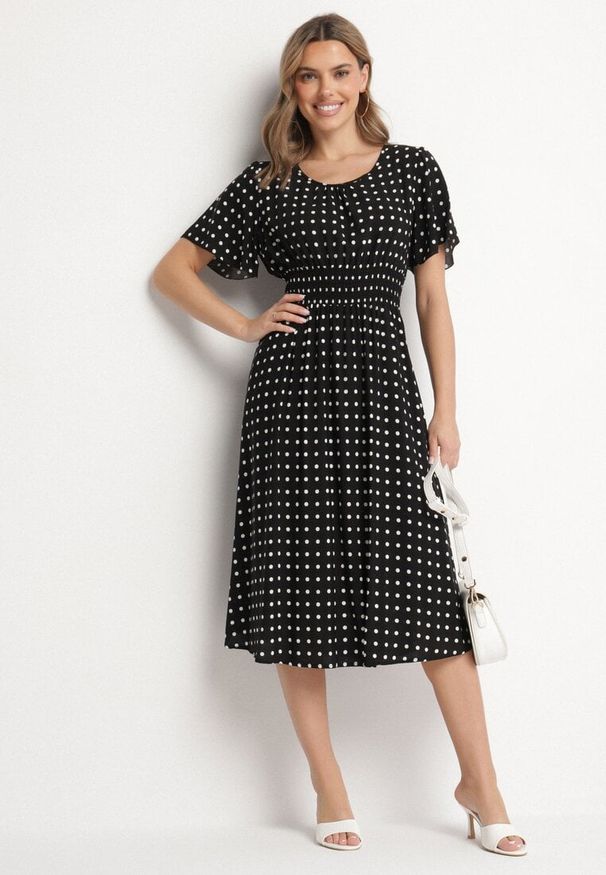 Born2be - Czarna Sukienka z Bawełny Rozkloszowana w Kropki Toliennea. Okazja: na co dzień. Kolor: czarny. Materiał: bawełna. Wzór: kropki. Styl: casual, elegancki