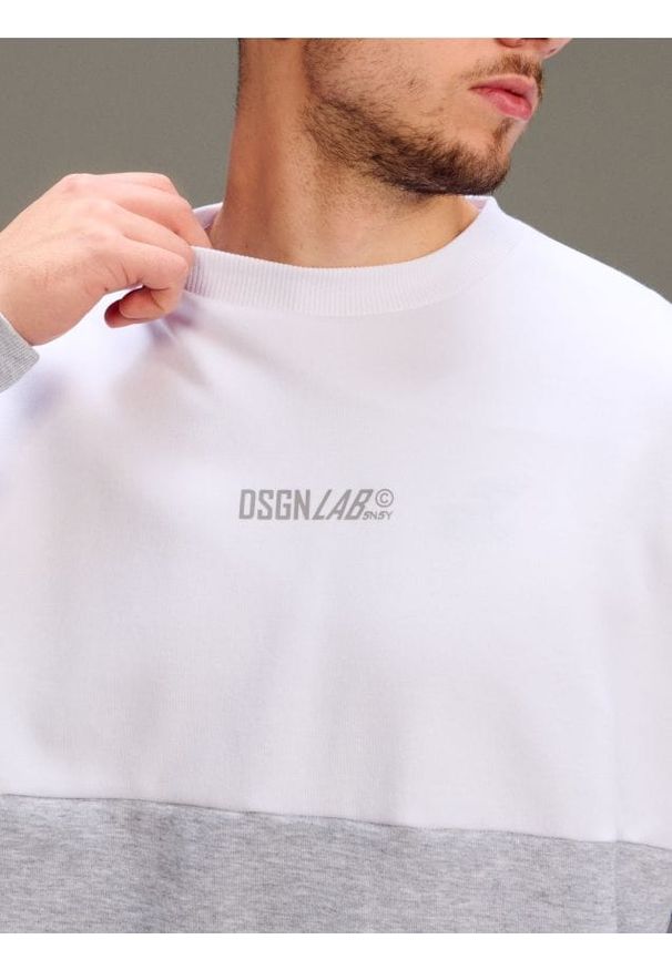 Sinsay - Bawełniana bluza crewneck z napisem - szary. Kolor: szary. Materiał: bawełna. Wzór: napisy