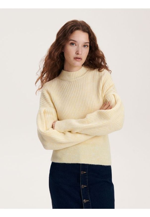 Reserved - Sweter z bufiastym rękawem - jasnożółty. Kolor: żółty. Materiał: dzianina, prążkowany
