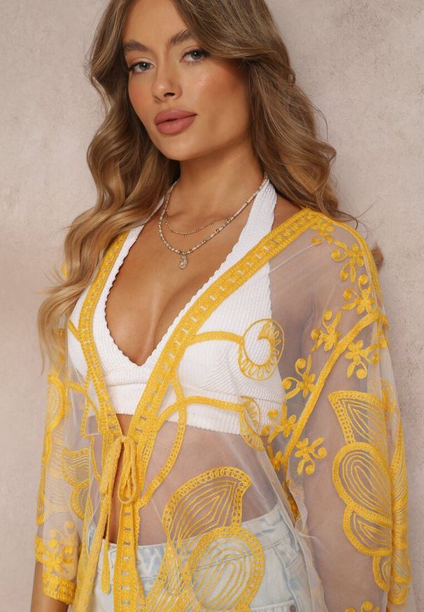 Renee - Żółta Przezroczysta Narzutka z Haftem i Wiązaniem w Pasie Miri. Kolor: żółty. Wzór: haft. Styl: boho