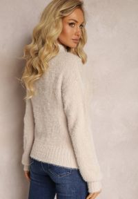 Renee - Beżowy Dzianinowy Sweter z Dłuższym Włosiem i Półgolfem Christiam. Kolor: beżowy. Materiał: dzianina. Długość rękawa: długi rękaw. Długość: długie. Wzór: aplikacja. Styl: elegancki
